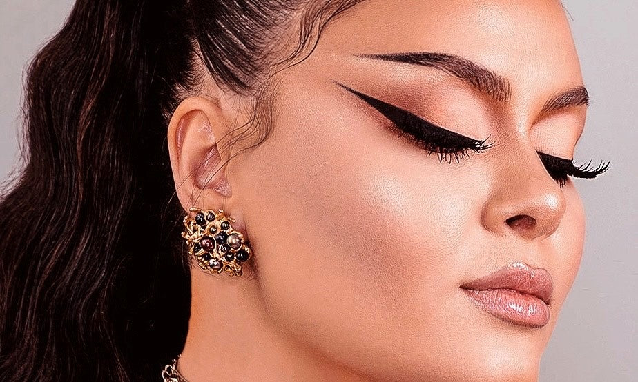 The Art of the Perfect Cat Eye Makeup - A Guide to Achieving Timeless Elegance